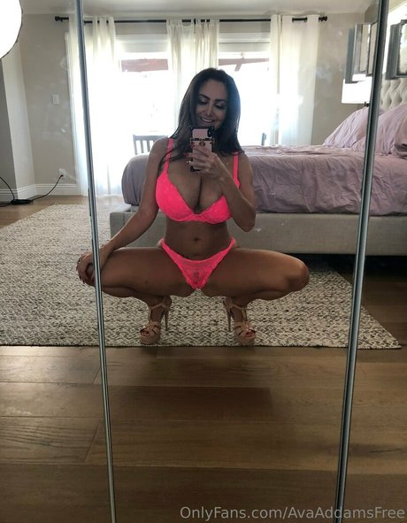 Naakte gelekte OnlyFans-foto van Avaaddamsfree