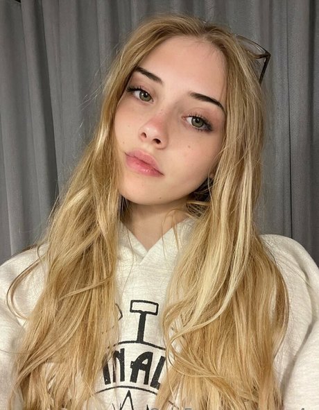 Naakte gelekte OnlyFans-foto van Enya4u