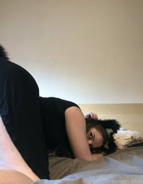 Naakte gelekte OnlyFans-foto van Grungifungifree
