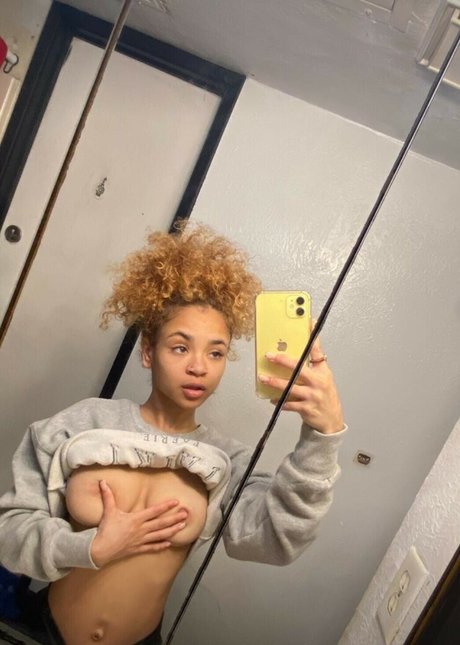 Naakte gelekte OnlyFans-foto van Miixeddoll