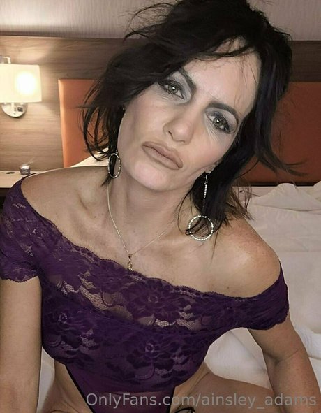 Naakte gelekte OnlyFans-foto van Ainsleyadams