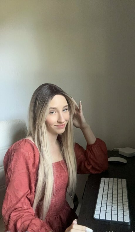 Naakte gelekte OnlyFans-foto van Bookswithari