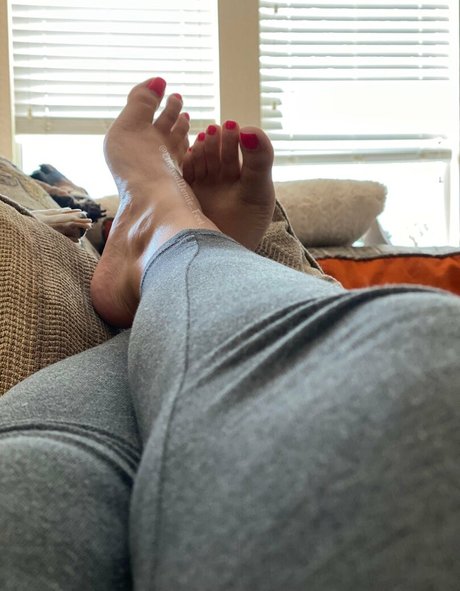 Naakte gelekte OnlyFans-foto van Etherealdemiefeet