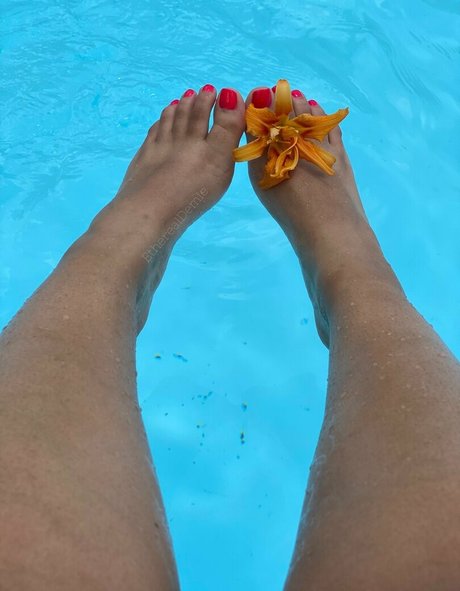 Naakte gelekte OnlyFans-foto van Etherealdemiefeet
