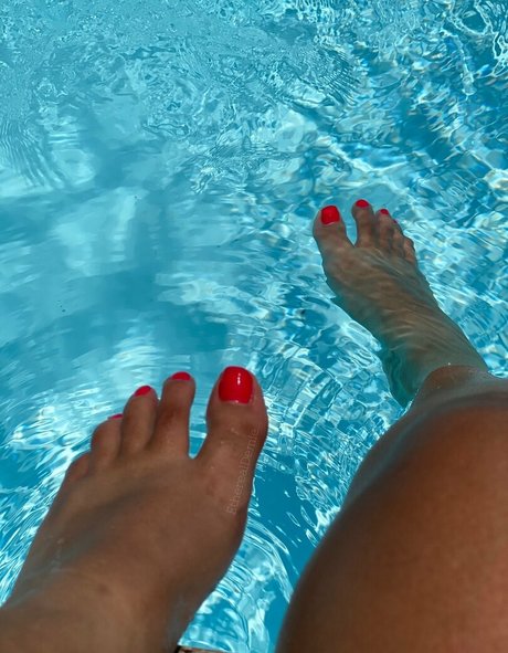 Naakte gelekte OnlyFans-foto van Etherealdemiefeet