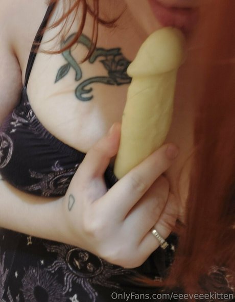 Naakte gelekte OnlyFans-foto van Eeeveeekitten