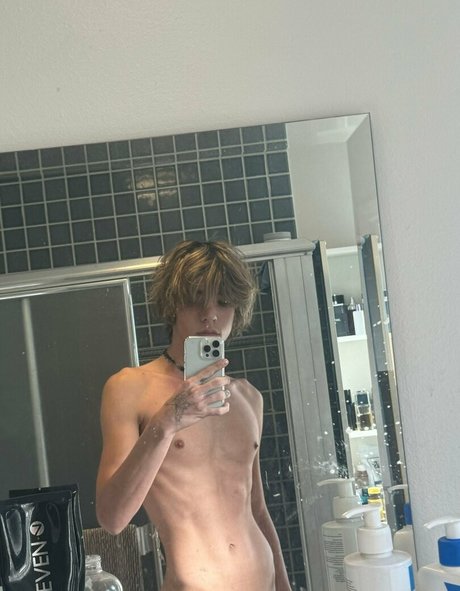 Naakte gelekte OnlyFans-foto van Okayjohnnyboy