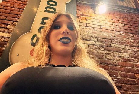 Naakte gelekte OnlyFans-foto van Noctiflora