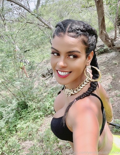 Naakte gelekte OnlyFans-foto van Yeraldincom1oficial