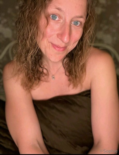 Naakte gelekte OnlyFans-foto van Isophie