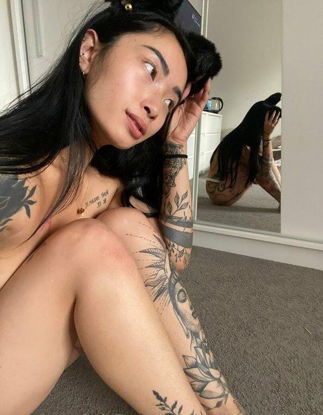 Naakte gelekte OnlyFans-foto van Asianina