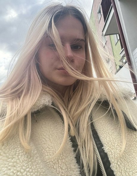 Naakte gelekte OnlyFans-foto van Littletinyblonde