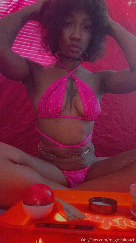Naakte gelekte OnlyFans-foto van Magickaltouch