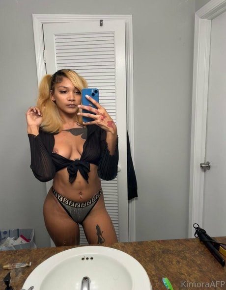 Naakte gelekte OnlyFans-foto van Kimoraworldwide