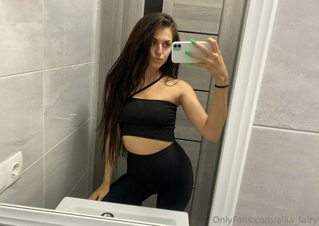Naakte gelekte OnlyFans-foto van Aliiafairy