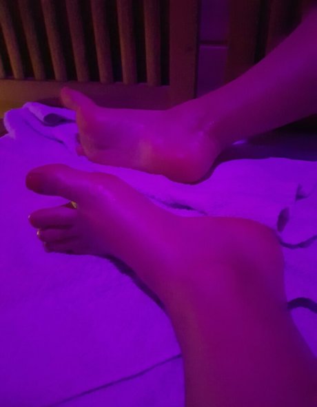 Naakte gelekte OnlyFans-foto van Babylunafoot1
