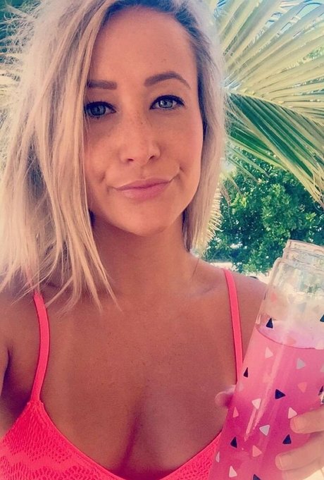 Naakte gelekte OnlyFans-foto van Alana