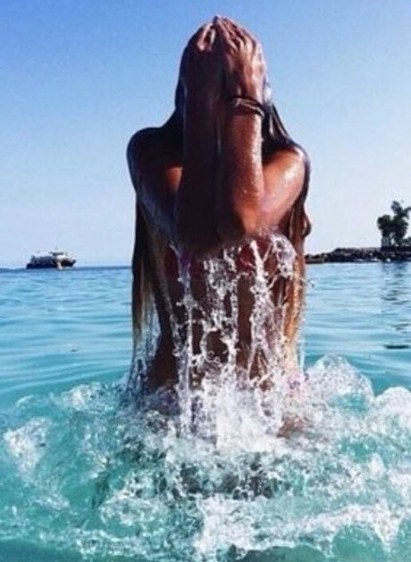 Naakte gelekte OnlyFans-foto van Alana
