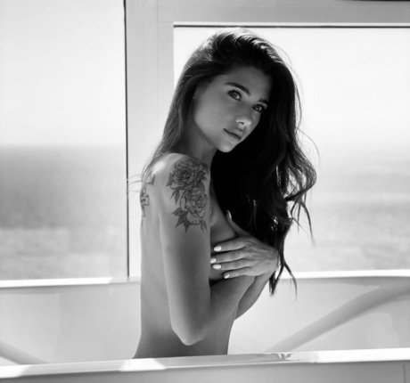 Naakte gelekte OnlyFans-foto van Milana Vino