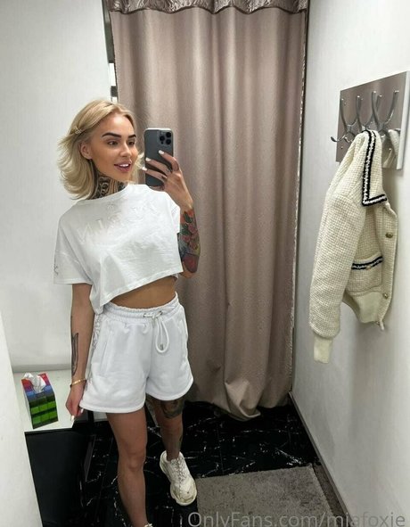 Naakte gelekte OnlyFans-foto van Miafoxybae