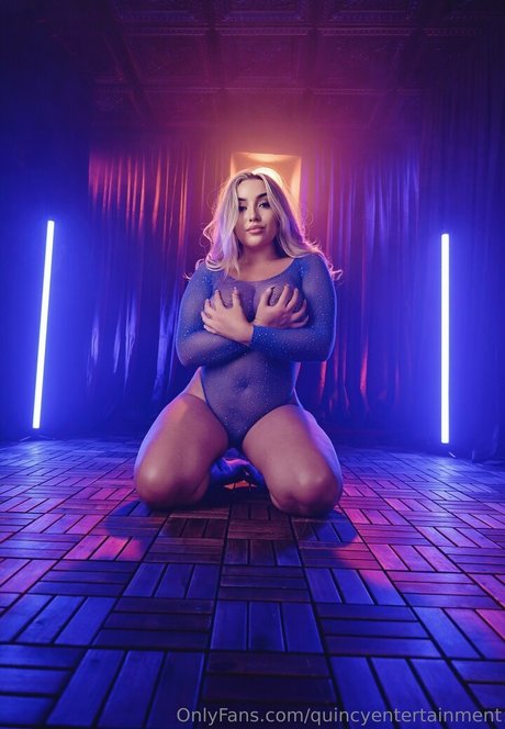 Naakte gelekte OnlyFans-foto van Quincyentertainment