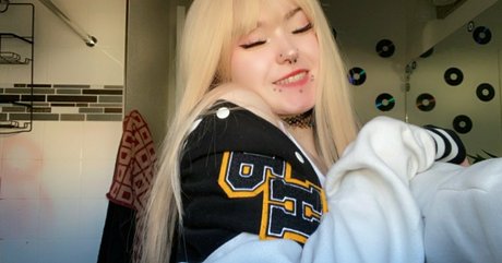 Naakte gelekte OnlyFans-foto van Lyraluv