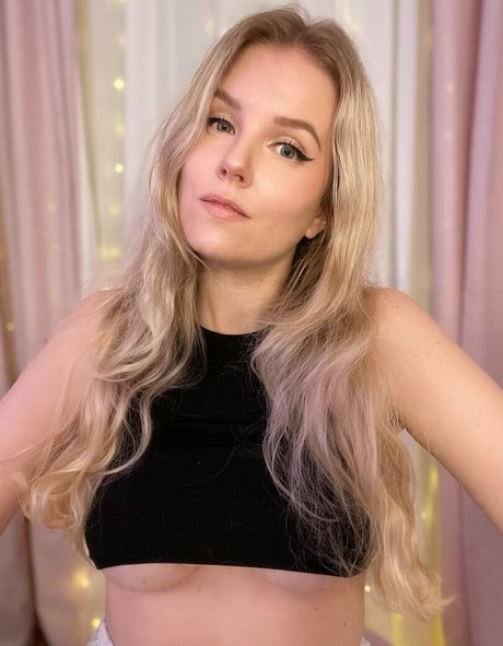 Naakte gelekte OnlyFans-foto van Imsessis