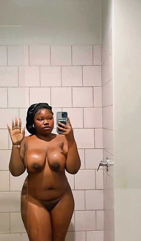 Naakte gelekte OnlyFans-foto van Wandi Ndlovu