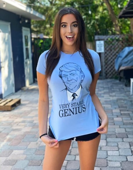 Naakte gelekte OnlyFans-foto van Ashley St Clair