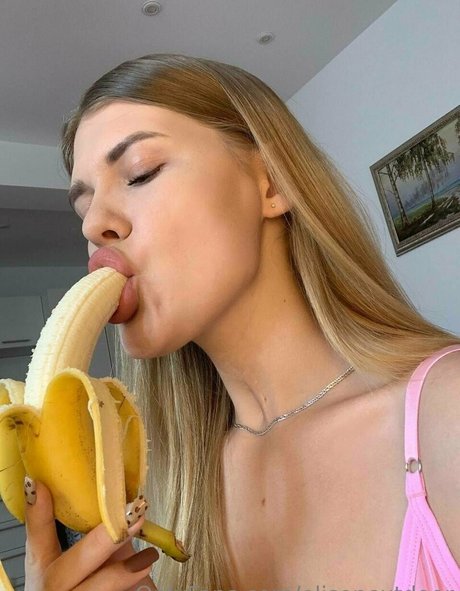 Naakte gelekte OnlyFans-foto van Elisenextdoor