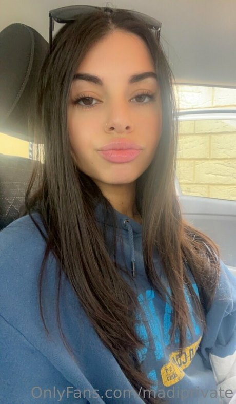 Naakte gelekte OnlyFans-foto van Madiprivate