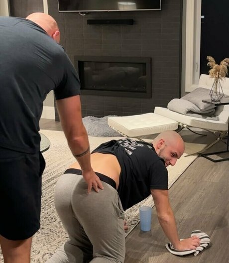 Naakte gelekte OnlyFans-foto van Ryanandchadcbfree