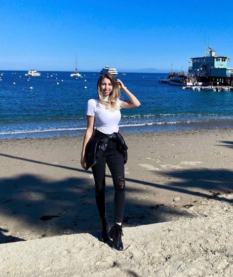 Naakte gelekte OnlyFans-foto van Abigail Cristea