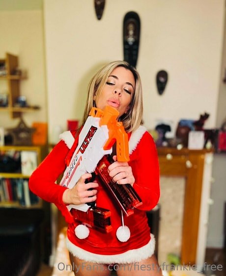 Naakte gelekte OnlyFans-foto van Fiestyfrankiefree