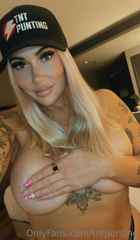 Naakte gelekte OnlyFans-foto van Carlyelectriclive