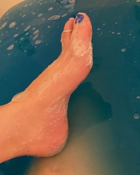 Naakte gelekte OnlyFans-foto van Cutelittletattooedfeet