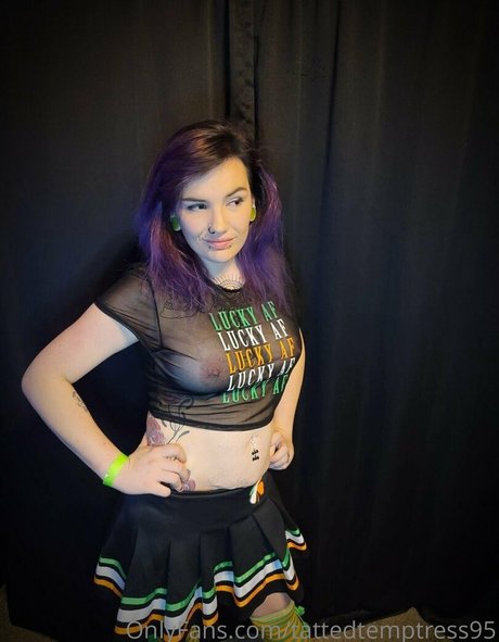 Naakte gelekte OnlyFans-foto van Tattedtemptress95