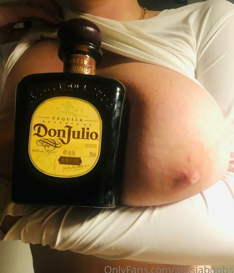 Naakte gelekte OnlyFans-foto van Alissiaboobs