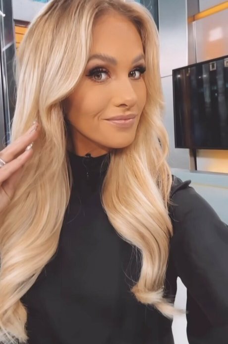 Naakte gelekte OnlyFans-foto van Tomi Lahren