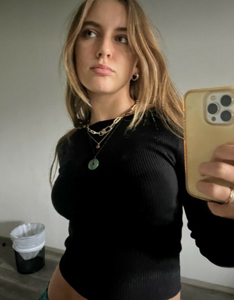 Naakte gelekte OnlyFans-foto van Emmawalkerx
