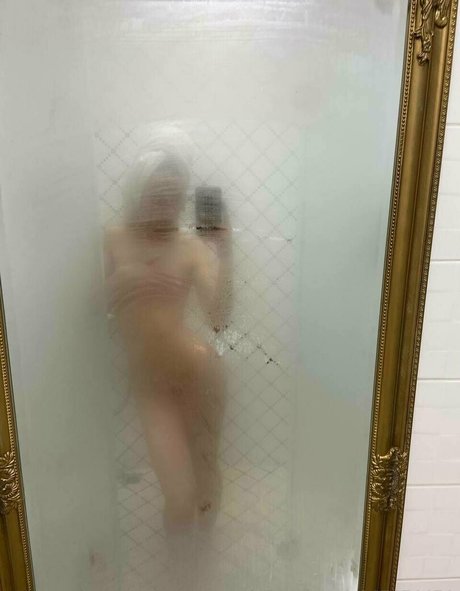 Naakte gelekte OnlyFans-foto van Lolalouren