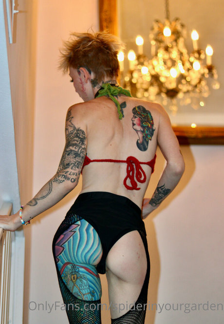 Naakte gelekte OnlyFans-foto van Spiderinyourgarden