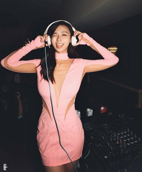 Naakte gelekte OnlyFans-foto van West Tung