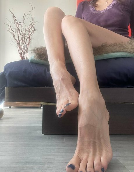Naakte gelekte OnlyFans-foto van Bornroyalfeet