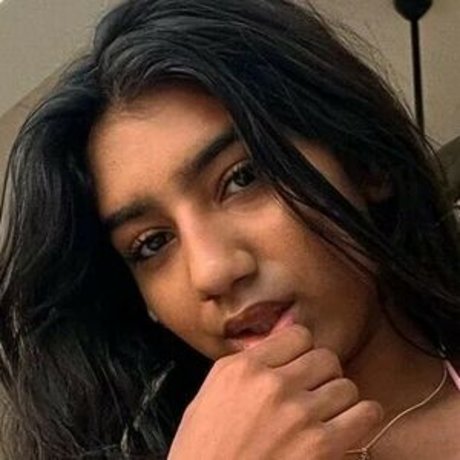 Naakte gelekte OnlyFans-foto van Amira Shiwraj