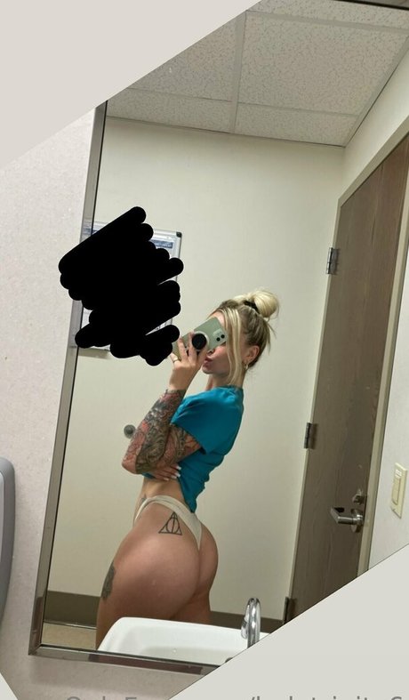 Naakte gelekte OnlyFans-foto van Holytrinity6