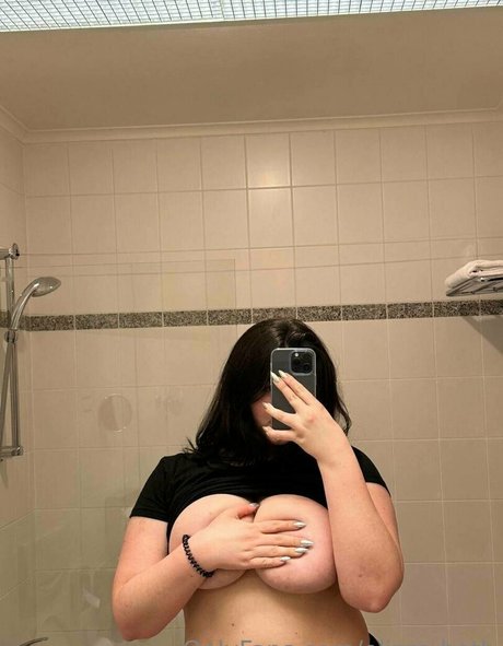 Naakte gelekte OnlyFans-foto van Elizzabeth