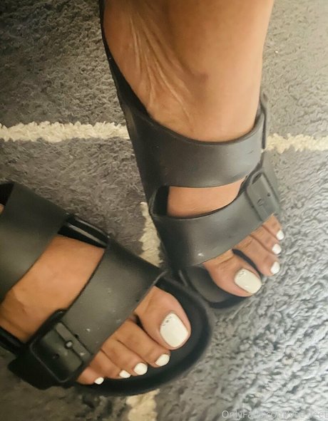Naakte gelekte OnlyFans-foto van Veefeet