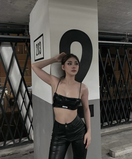 Naakte gelekte OnlyFans-foto van Ponypony1225