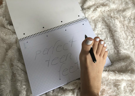 Naakte gelekte OnlyFans-foto van Perfectteenfeet